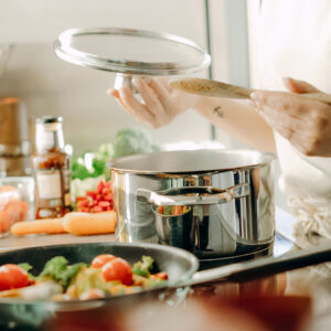 Modalità di cottura, preservazione dei micronutrienti e salute riproduttiva: dalla tradizione italiana alla cucina moderna